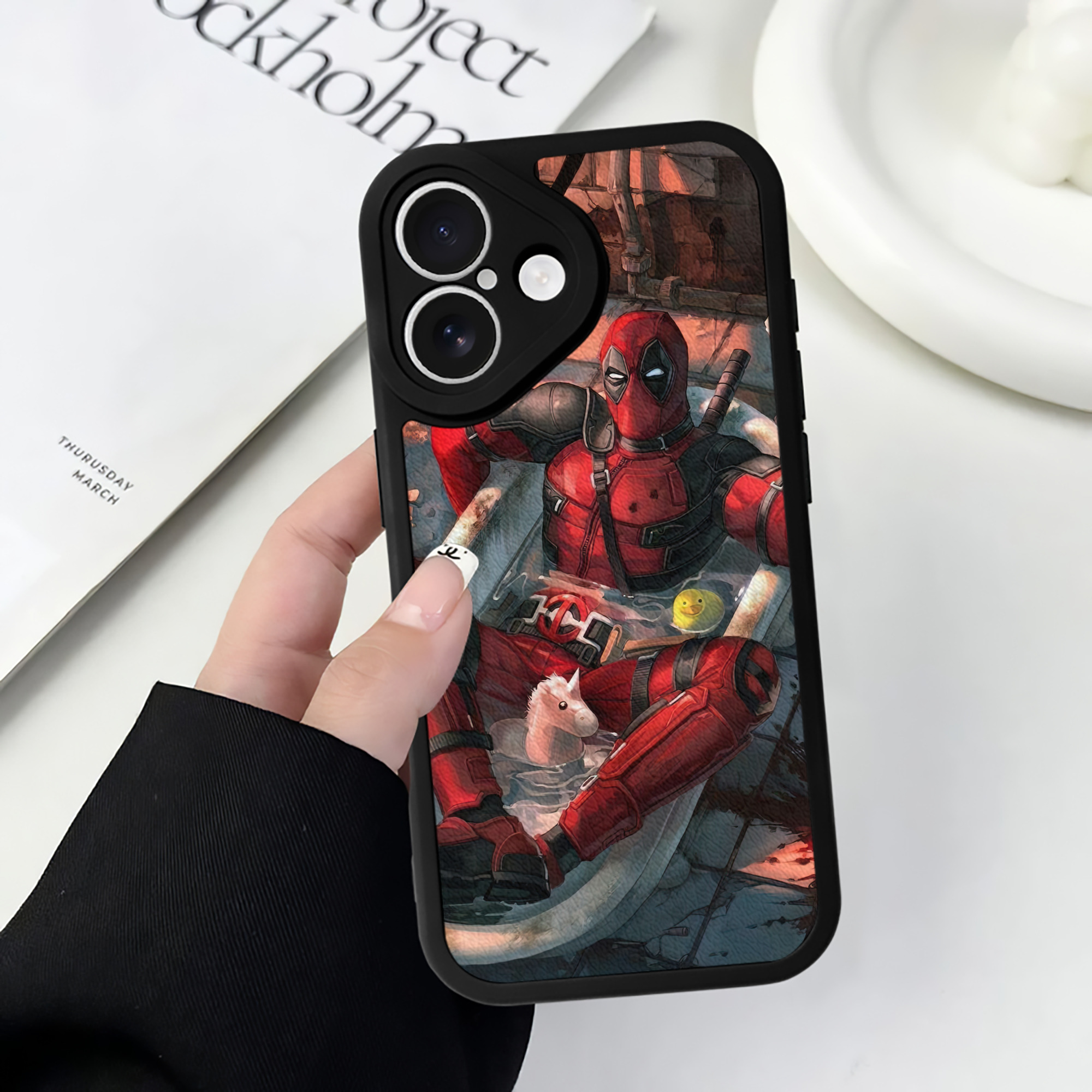 （画像用） Deadpool デッドプール 【iPhone 16シリーズ対応】シリコンスマホケース（レザー調） 材質：シリコン